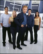 (l.-r.) Eric Delko (Adam Rodriguez), Calleigh Duquesne (Emily Procter), Horatio Caine (David Caruso), Tim Speedle (Rory Cochrane) und Alexx Woods (Khandi Alexander) ermitteln auf den Straßen von Miami. (l.-r.) Eric Delko (Adam Rodriguez), Calleigh Duquesne (Emily Procter), Horatio Caine (David Caruso), Tim Speedle (Rory Cochrane) und Alexx Woods (Khandi Alexander) ermitteln auf den Straßen von Miami.