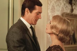 Um die Ehe von Andr&eacute; Devereaux (Frederick Stafford) und seiner Frau Nicole (Dany Robin) steht es nicht zum Besten.