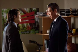 Auf Dr&auml;ngen seines sehr strengen Vaters (Fran&ccedil;ois Chau, r.), der selber Arzt ist, studiert Jeff Chang (Justin Chon, l.) Medizin. An seinem 21. Geburtstag, einen Tag vor einem wichtigen Bewerbungsgespr&auml;ch, bekommt er Besuch seiner chaotischen High-School-Freunde ...