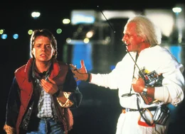 Marty McFly (Michael J. Fox, l.) trifft sich nachts mit dem exzentrischen Wissenschaftler Dr. Emmett Brown (Christopher Lloyd), der ihm seine neueste Erfindung zeigt ...