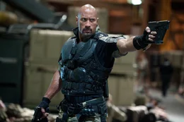 F&uuml;r Roadblock (Dwayne Johnson) und seine Mannen beginnt ein gnadenloser Kampf ums &Uuml;berleben, als Cobras Anf&uuml;hrer Zartan die Gestalt des US-Pr&auml;sidenten annimmt und damit das ganze Land unter seine Kontrolle bringt ...