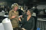 WG-Freundin Babette hat Nina (Stefanie Stappenbeck, r.) ein falsches Schwangerschaftszeugnis besorgt. Frau Schulte-Westenberg (Karla Trippel, l.) nimmt die Bescheinigung argw&ouml;hnisch unter die Lupe.