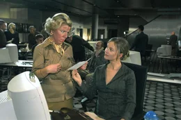 WG-Freundin Babette hat Nina (Stefanie Stappenbeck, r.) ein falsches Schwangerschaftszeugnis besorgt. Frau Schulte-Westenberg (Karla Trippel, l.) nimmt die Bescheinigung argw&ouml;hnisch unter die Lupe.