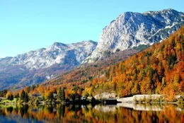 Grundlsee im Herbst mit Blick auf Loser.
