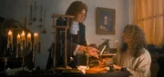 Der Holl&auml;nder Christian Huygens (Vladimir Dimitrov, links) besch&auml;ftigte sich mit der Mechanik von Uhren und nahm die Idee eines Pendels als Taktgeber von Galileo Galilei auf. Damit pr&auml;zisierte er den Lauf der Uhren auf 10 Sekunden Fehlzeit am Tag.