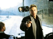 Als Sascha (Jörg Schüttauf) erkennt, daß er mit dem Reisebus nicht mehr unerkannt entkommen kann, nimmt er alle im Bus befindlichen Personen als Geisel.