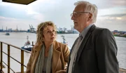 Ulla (Michaela May, li.) fragt ihren guten Freund Robert (Ernst St&ouml;tzner) um Rat