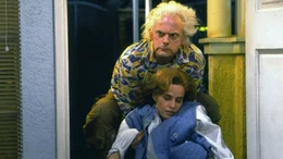 Jennifer (Elisabeth Shue) wird von Doc Brown (Christopher Lloyd) in Sicherheit gebracht..