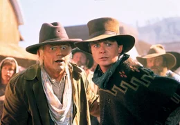 Der Doc (Christopher Lloyd, l.) ist im Wilden Westen des Jahres 1885 gestrandet. Marty (Michael J. Fox) will ihn zur&uuml;ckholen.