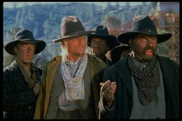 Im Jahr 1885: Doc Browns (Christopher Lloyd, 2.v.l.) Leben ist in Gefahr, sollte er Buford "Mad Dog" Tannen (Thomas F. Wilson, r.) sein Geld nicht bald zur&uuml;ckzahlen k&ouml;nnen ...