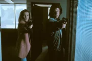 Martin Riggs (Mel Gibson, r), Lorna Cole (Rene Russo, l)