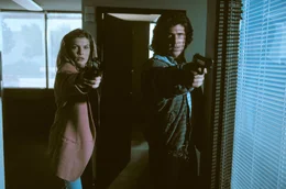 Martin Riggs (Mel Gibson, r), Lorna Cole (Rene Russo, l)