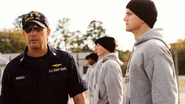 Lehrgangsleiter Ben Randall (li.) bekommt es mit dem Hitzkopf Jake Fischer (Ashton Kutcher, re.) zu tun