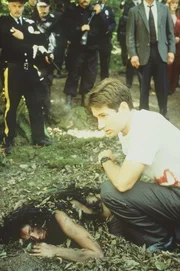 Wie Mulder (David Duchovny, r.) erfährt, gibt es in der Gegend die Legende des 'Teufels von New Jersey', der sich in den Wäldern herumtreiben soll. Wie Mulder (David Duchovny, r.) erfährt, gibt es in der Gegend die Legende des 'Teufels von New Jersey', der sich in den Wäldern herumtreiben soll.