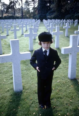 Der kleine Damien (Harvey Stephens) ist kein Kind wie alle anderen. In seiner Umgebung sterben Menschen unter mysteri&ouml;sen Umst&auml;nden.
