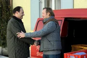 Hubert und Gregor begraben ihren Streit. Von links: Hubert Kirchleitner (Bernhard Ulrich) und Gregor Brunner (Holger M. Wilhelm). Hubert und Gregor begraben ihren Streit. Von links: Hubert Kirchleitner (Bernhard Ulrich) und Gregor Brunner (Holger M. Wilhelm).