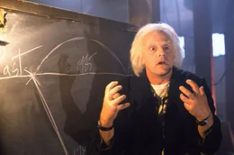 Dr. Emmett Brown (Christopher Lloyd) reist mit Hilfe einer Zeitmaschine, einem umgebauten Sportwagen vom Typ De Lorean, durch die Zeit.