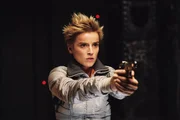 Adele (Agathe de La Boulaye) ger&auml;t zwischen die m&ouml;rderischen Fronten von Aliens und Predatoren, die 700 Meter unter der Erdoberfl&auml;che einen brutalen Krieg f&uuml;hren ...