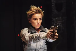 Adele (Agathe de La Boulaye) ger&auml;t zwischen die m&ouml;rderischen Fronten von Aliens und Predatoren, die 700 Meter unter der Erdoberfl&auml;che einen brutalen Krieg f&uuml;hren ...
