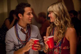 Flirten heftig miteinander: Nicole (Sarah Wright, r.) und Casey (Skylar Astin, l.) ...