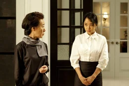 Die &auml;ltere, strenge Haush&auml;lterin Byung-sik (Youn Yuh-jung, li.) weist das neue Hausm&auml;dchen (Jeon Do-youn) in die Arbeit ein.