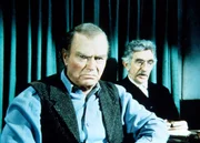 Larrabee (Donald 'Red' Barry, l.), der wegen Brandstiftung und K&ouml;rperverletzung angeklagt wurde, beteuert seine Unschuld. Richter Parker (Jeff Corey, r.) h&ouml;rt interessiert zu ...