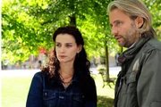 Michael (Erich Altenkopf, r.) verrät Elena (Lili Gesler, l.), dass er für den Unbekannten nur wenig Chancen sieht.