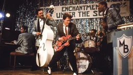 Marty (Michael J. Fox) verbl&uuml;fft alle Anwesenden mit seinen K&uuml;nsten an der Gitarre.