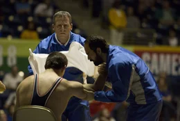 David Schultz (Mark Ruffalo, r.), John du Pont (Steve Carell, l.)