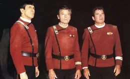 Die Enterprise ist mit Captain Kirk (William Shatner, r.), Dr. McCoy (DeForest Kelley, M.), Mr. Spock (Leonard Nimoy, l.) und der gesamten Mannschaft von dem vulkanischen Herrscher Sybok gekapert worden. Er will mit dem Raumschiff einen Planeten anfliegen, auf dem Gott wohnen soll ...