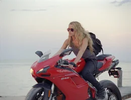 Nummer 6 (Teresa Palmer) ist keineswegs bereit, darauf zu warten, bis die Mogadorianer sie aufgesp&uuml;rt und get&ouml;tet haben. Die K&auml;mpferin macht sich auf die Suche nach dem n&auml;chsten Opfer, Nummer 4, um ihm bei seinem &Uuml;berlebenskampf beizustehen ...