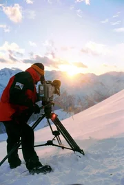 Kameramann beim Drehen einer Abendsendung.