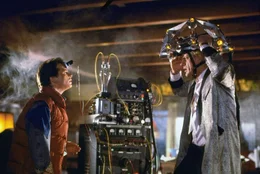 Marty (Michael J. Fox, l.) versucht mit Doc Browns (Christopher Lloyd) Hilfe zur&uuml;ck in die Zukunft zu reisen.