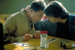Raymond (Dustin Hoffman, l.); Charlie (Tom Cruise, r.)