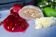 Zu Tisch Väserbotten – Schweden Biskuitrolle mit Eis und Moltebeeren Zu Tisch Väserbotten – Schweden Biskuitrolle mit Eis und Moltebeeren