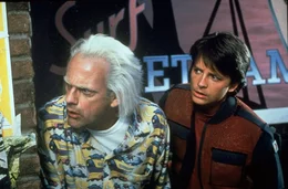 Zusammen mit seiner reizenden Freundin Jennifer und dem zerstreuten Professor Doc Brown (Christopher Lloyd) reist Marty McFly (Michael J. Fox) in das Jahr 2015..