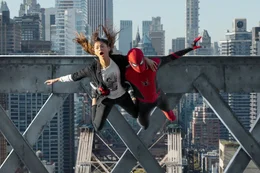 v.li.: Michelle "MJ" Jones-Watson (Zendaya), Peter Parker / Spider-Man (Tom Holland).