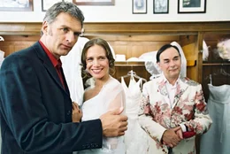 V. l. n. r.: Robert (Walter Sittler), Yvonne (Nadeshda Brennicke), Brautmoden-Verk&auml;ufer (Johann Adam Oest).