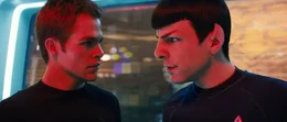 Das Schicksal der Galaxis liegt in den H&auml;nden erbitterter Rivalen, die aus v&ouml;llig verschiedenen Welten stammen. Der eine ist ein tollk&uuml;hner Farmerjunge, James Tiberius Kirk (Chris Pine, l.) und der andere ein hochbegabter Vulkanier, Spock (Zachary Quinto, r.), der von seinem Volk nicht geachtet wird ...