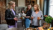 Ulla (Michaela May, re.) spricht mit Henriette (Katrin Ingendoh) und Sina (Lieselotte Vo&szlig;, li.) &uuml;ber ihre Eheprobleme.