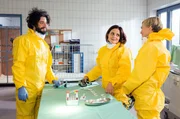 Aufatmen in der Dresdner Tierarztpraxis. Das eingeschleppte Erdmännchen ist nicht mit dem tödlichen Virus infiziert. Tierärztin Susanne Mertens (Elisabeth Lanz, Mitte) hat sich nicht infiziert! Die Dresdner Kollegen Kai (Manuel Mairhofer, links) und Frau Dr. Wörner (Gesine Cukrowski, rechts) freuen sich mit ihr.