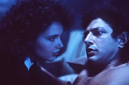 Seth Brundle (Jeff Goldblum, r.) und Veronica Quaife (Geena Davis, l.) verbindet mehr als nur berufliche Zusammenarbeit ...