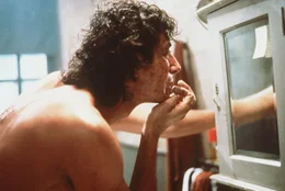 Im Spiegel entdeckt Wissenschaftler Seth Brundle (Jeff Goldblum) erste Anzeichen seiner Mutation zum Insekt ...