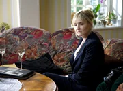 Etwas verdutzt bleibt Gabriele (Katharina Schubert) zurück, als Brenner Hals über Kopf das Haus verlässt - und das, kurz bevor sie sich küssen. Empört macht sie sich Gedanken, ob ihr Besuch eine so gute Idee war. Etwas verdutzt bleibt Gabriele (Katharina Schubert) zurück, als Brenner Hals über Kopf das Haus verlässt - und das, kurz bevor sie sich küssen. Empört macht sie sich Gedanken, ob ihr Besuch eine so gute Idee war.