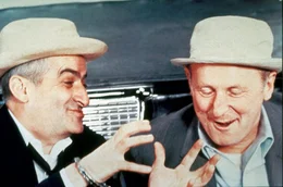 Der Italientrip von Mar&eacute;chal (Andr&eacute; Bourvil,r.) endet abrupt, als die Luxuskarre des Industriellen Sarayon (Louis de Funčs) in seine Ente kracht. Gro&szlig;z&uuml;gig bietet Saroyan ihm als Ersatz einen Cadillac an. Marčchal soll den Wagen nach Bordeaux &uuml;berf&uuml;hren. Er ahnt nicht, dass im Auto hei&szlig;e Ware ist...