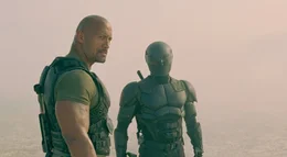 L-R: Roadblock(Dwayne Johnson) und Snake Eyes (Ray Park)