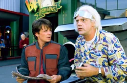Doc Brown (Christopher Lloyd, r.) und Marty McFly (Michael J. Fox) erleben ein weiteres Zeitreise-Abenteuer, bei dem ein Sport-Almanach eine wichtige Rolle spielt.