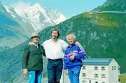 Sepp Lackner (Bergf&uuml;hrer Heiligenblut), Georg Riha (Gestalter der Dokumentation), Toni Gliber (Bergf&uuml;hrer Kals) vor dem Glocknerhaus.