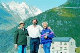 Sepp Lackner (Bergf&uuml;hrer Heiligenblut), Georg Riha (Gestalter der Dokumentation), Toni Gliber (Bergf&uuml;hrer Kals) vor dem Glocknerhaus.