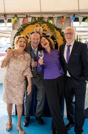 Die Goldenen-Hochzeits-Paare (v. li. n. .re.): Ulla (Michaela May) und Paul (Helmut Zierl) und ihre Freunde Rita (Angela Roy) und Robert (Ernst St&ouml;tzner)